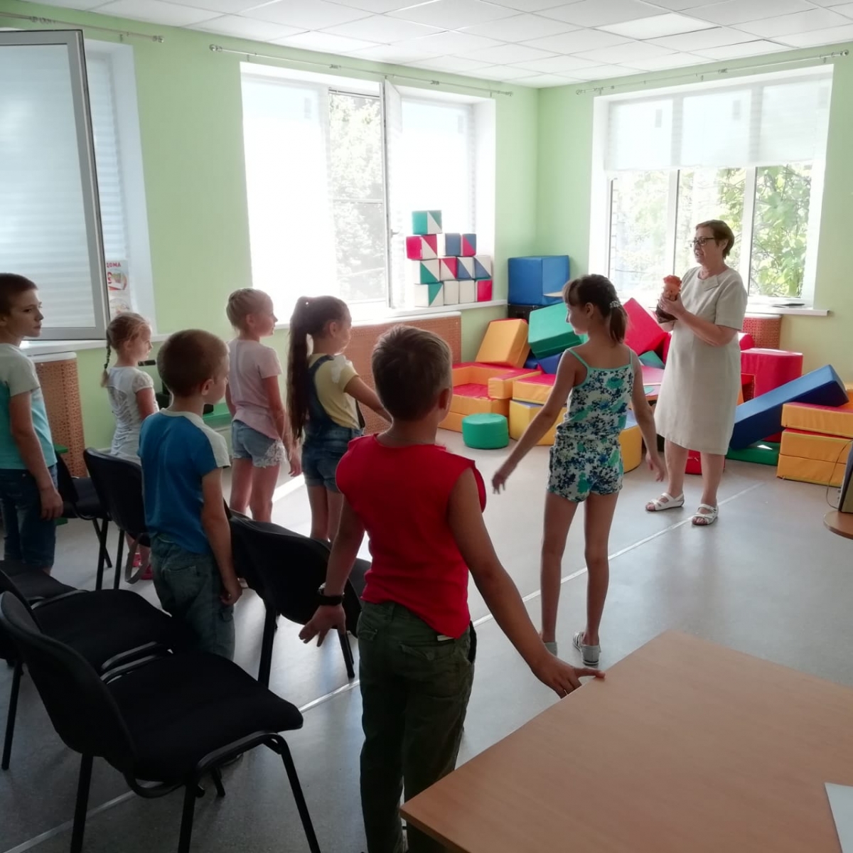 Дети и педагог