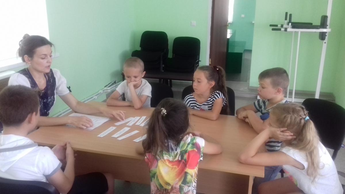 Жерлицина с детьми за столом